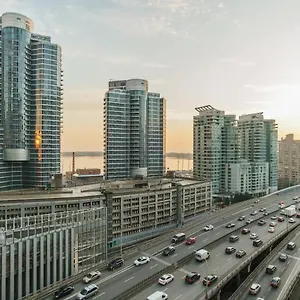 Luxury 2-bedroom Parking, View Of Cn Tower Apartment